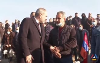 Prime Minister met with relatives of fallen heroes in Yerablur Prime Minister met with relatives of fallen heroes in Yerablur