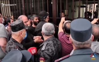 Родственники без вести пропавших и пленных попытались разбить ворота здания Минобороны Ворота