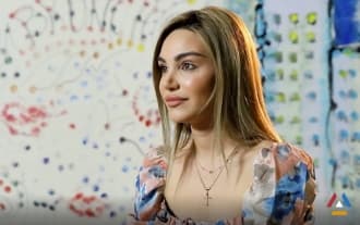 How does Romela Sargsyan's husband react to the kissing scenes?