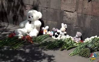Граждане приносят игрушки, свечи и цветы к месту взрыва Сурмалу