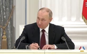 Putin signs 'independence decrees for Zaporizhia, Kherson
